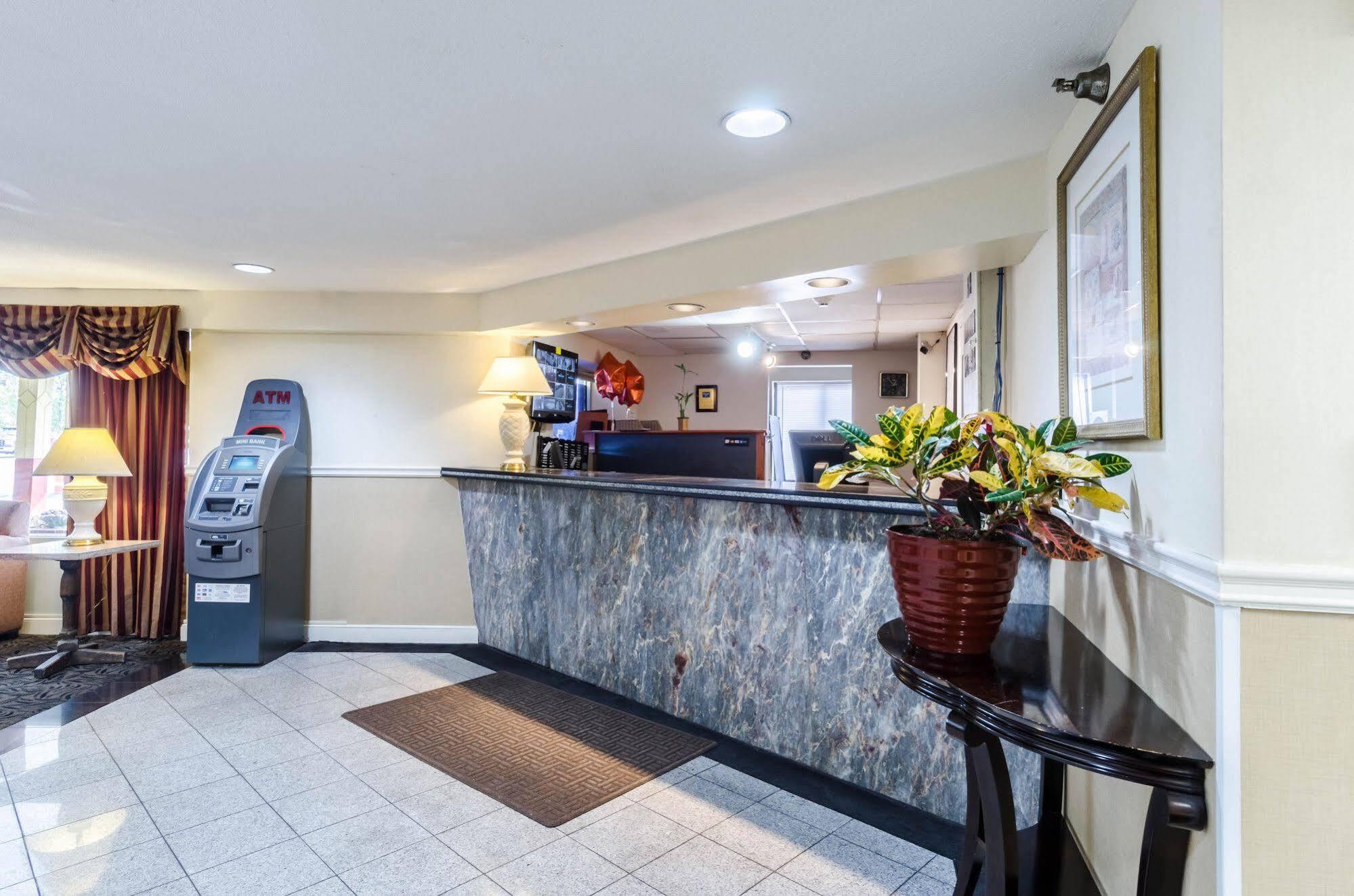 Rodeway Inn Brockton Bagian luar foto