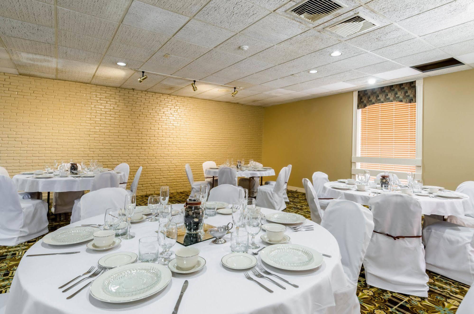 Rodeway Inn Brockton Bagian luar foto