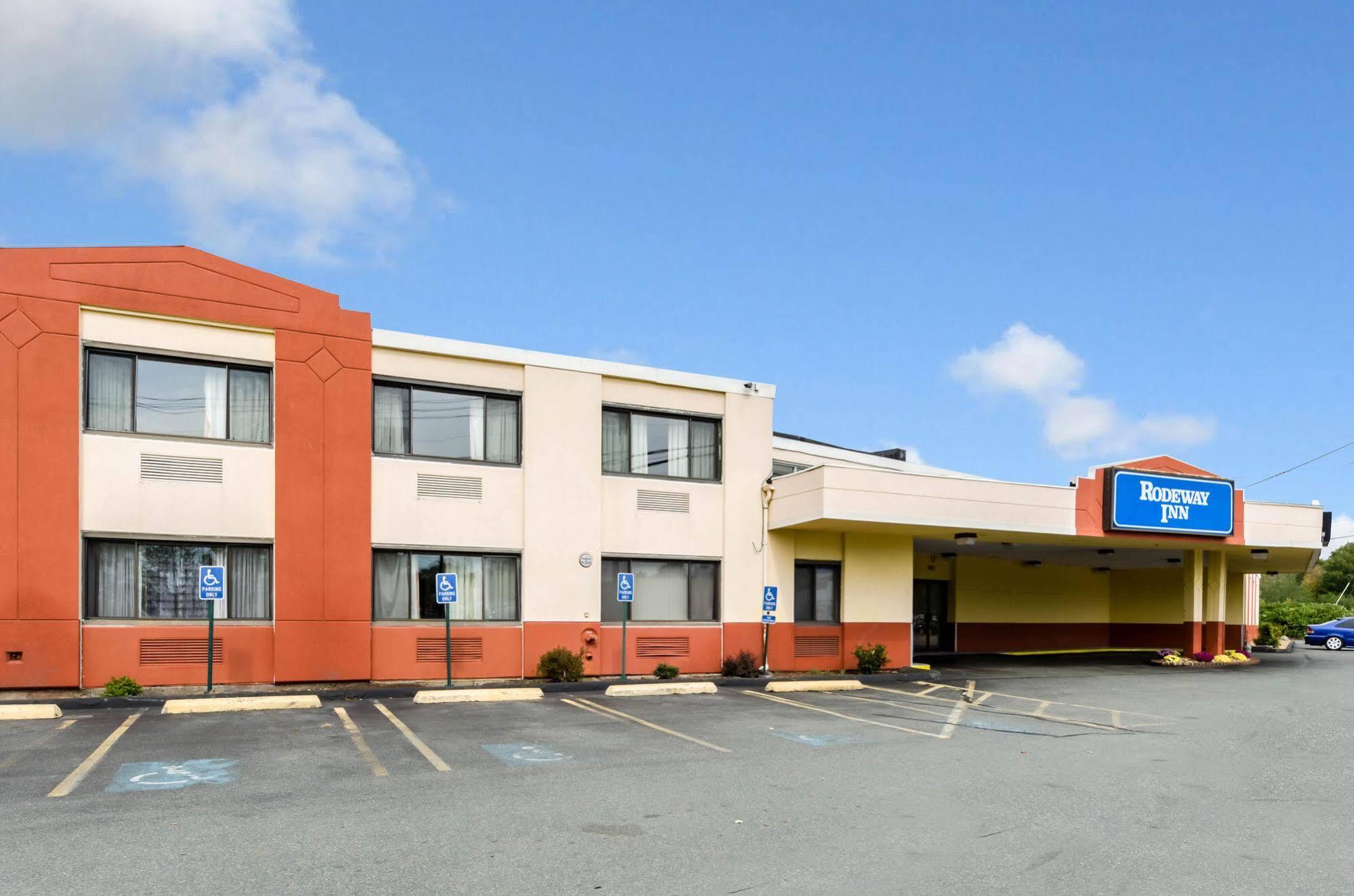 Rodeway Inn Brockton Bagian luar foto